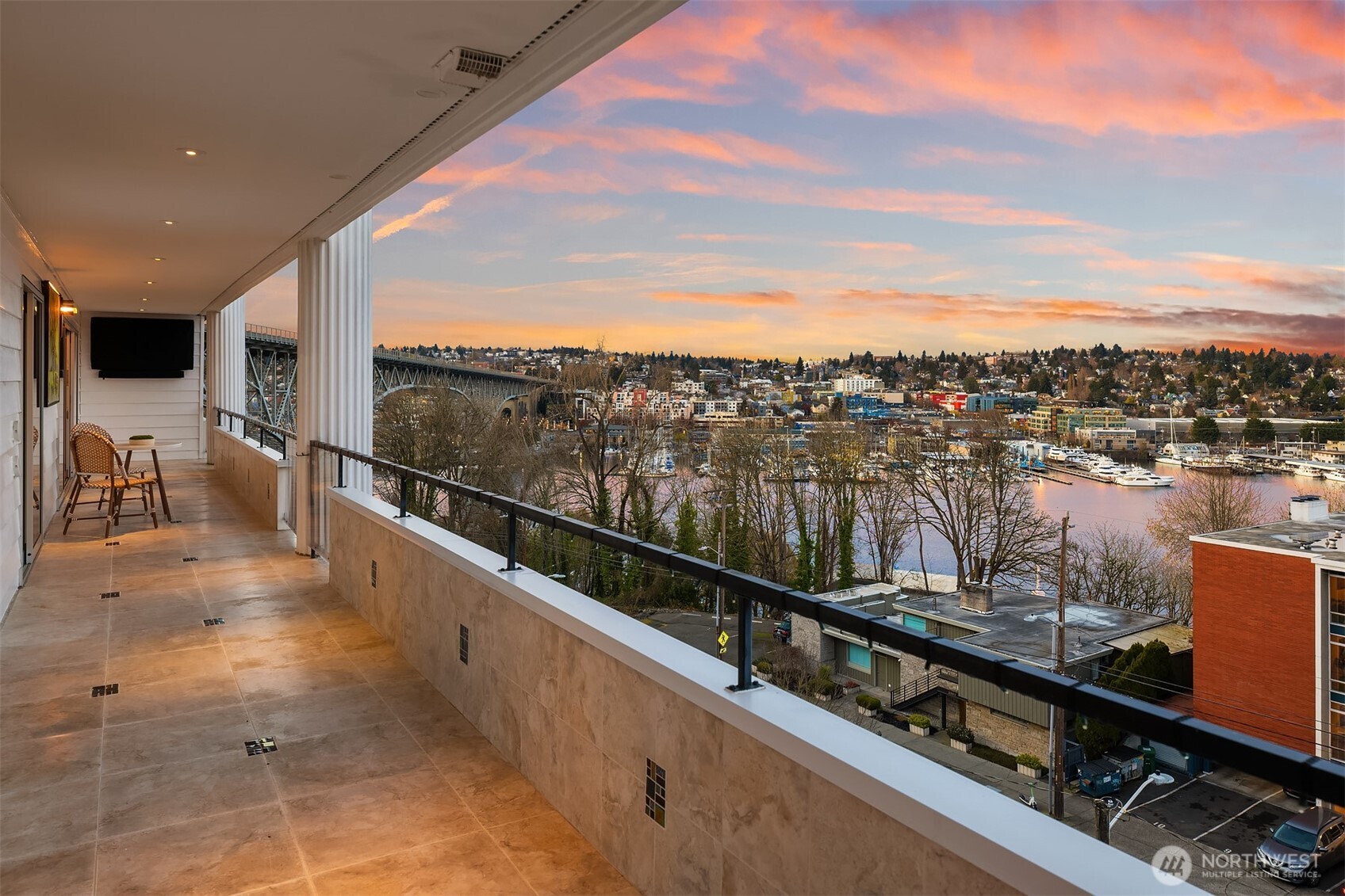 2565 Dexter Avenue #401