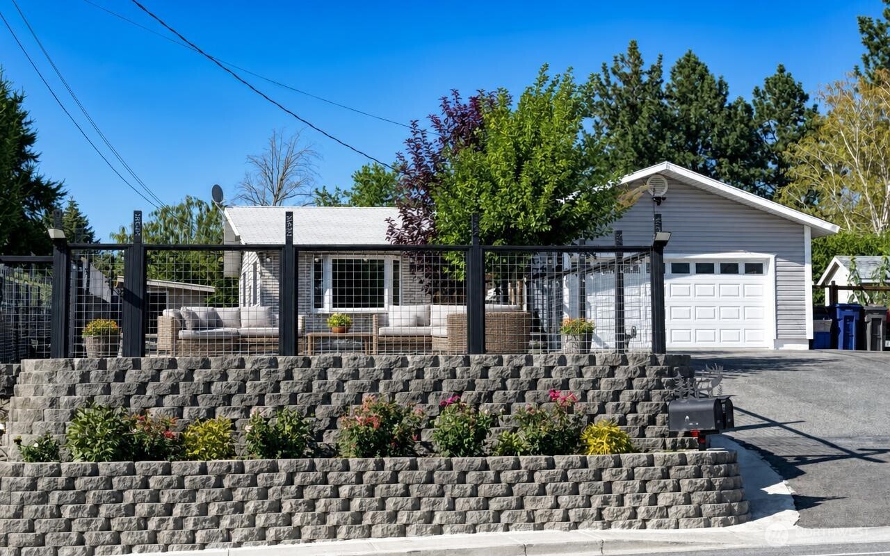 2207 Grant Road