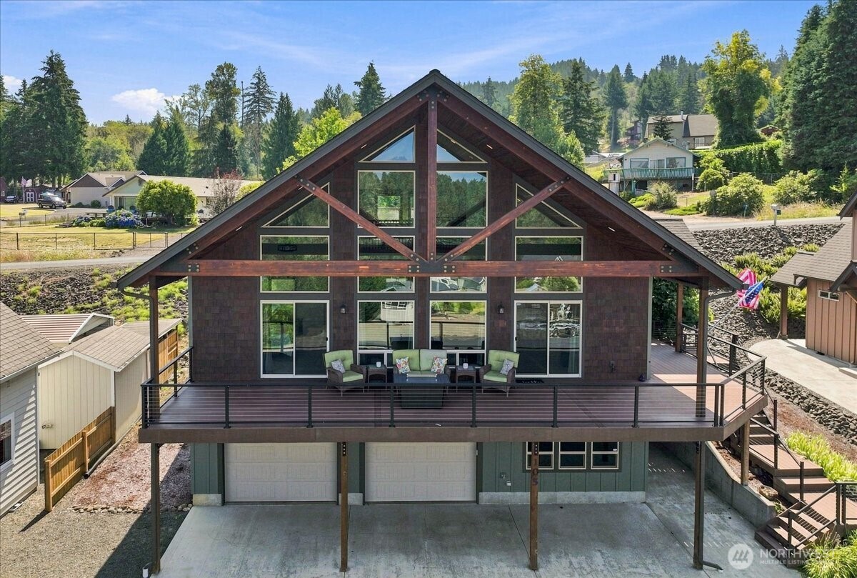 105 09 Lakeside Drive