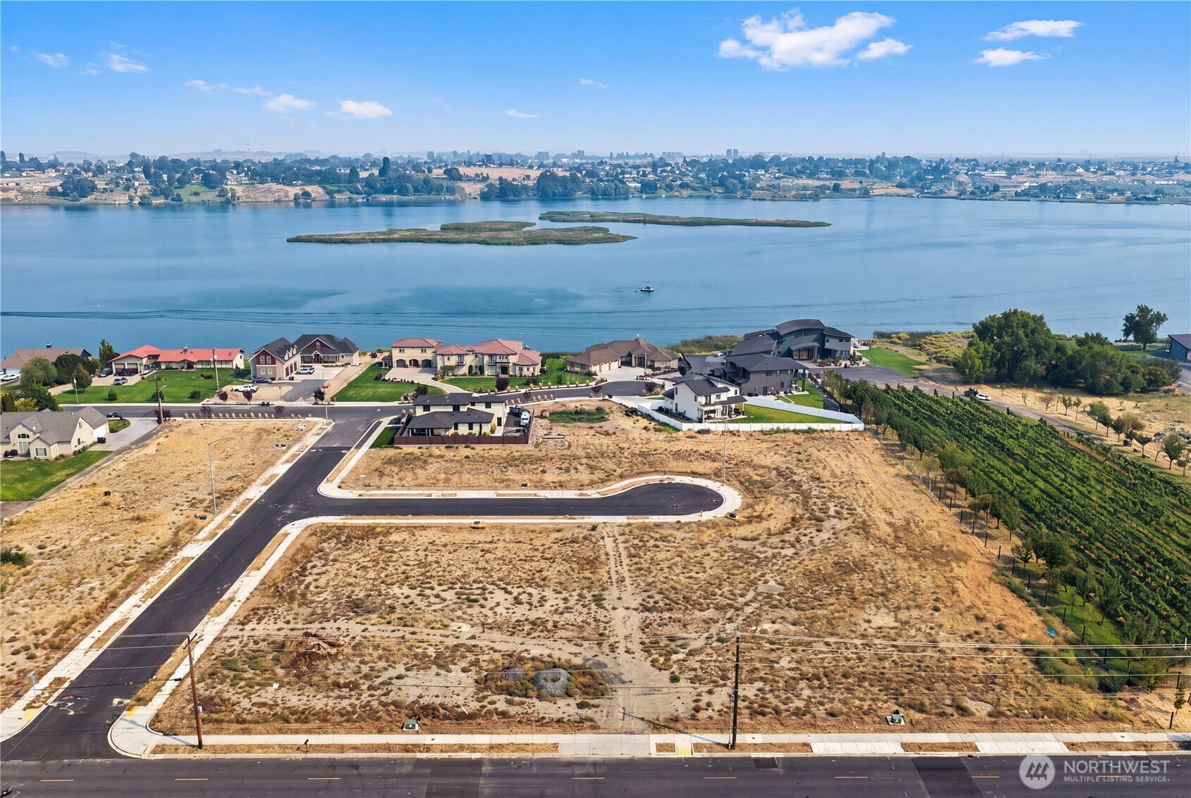 3198 Lakeside Drive