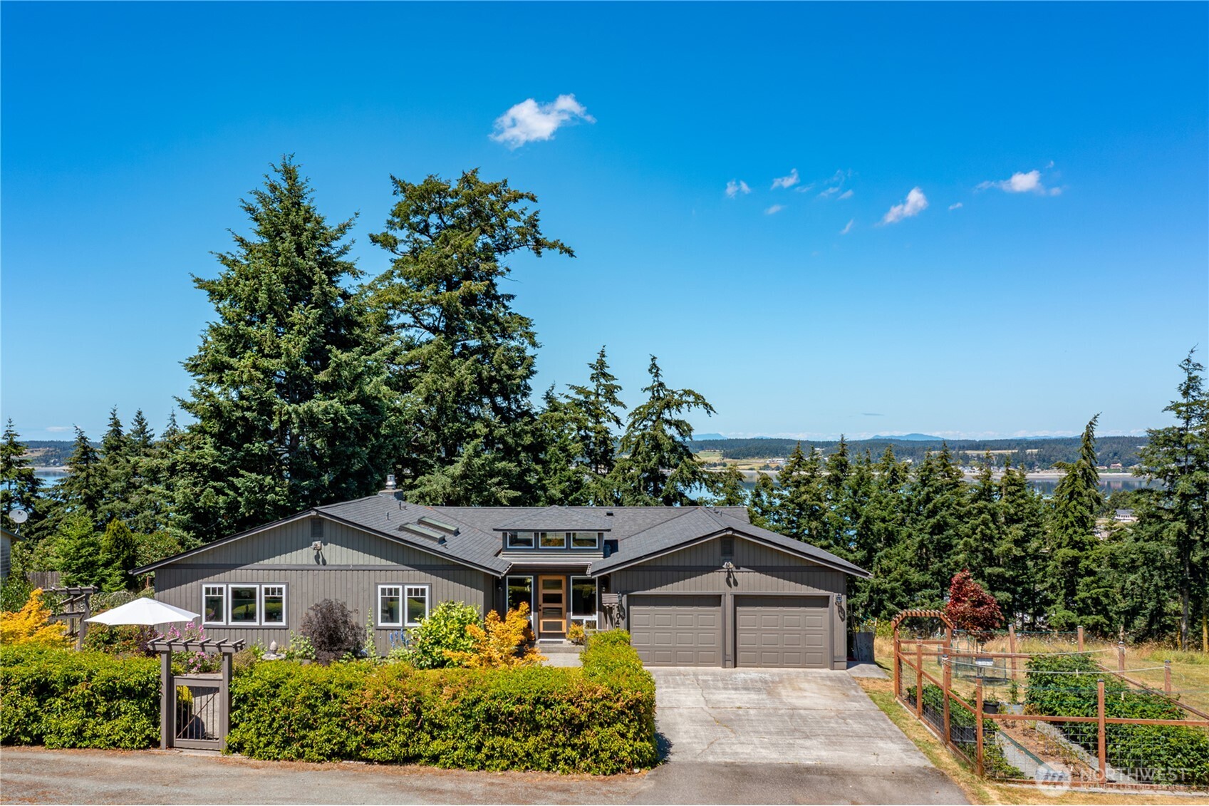 1045 Summit Loop
