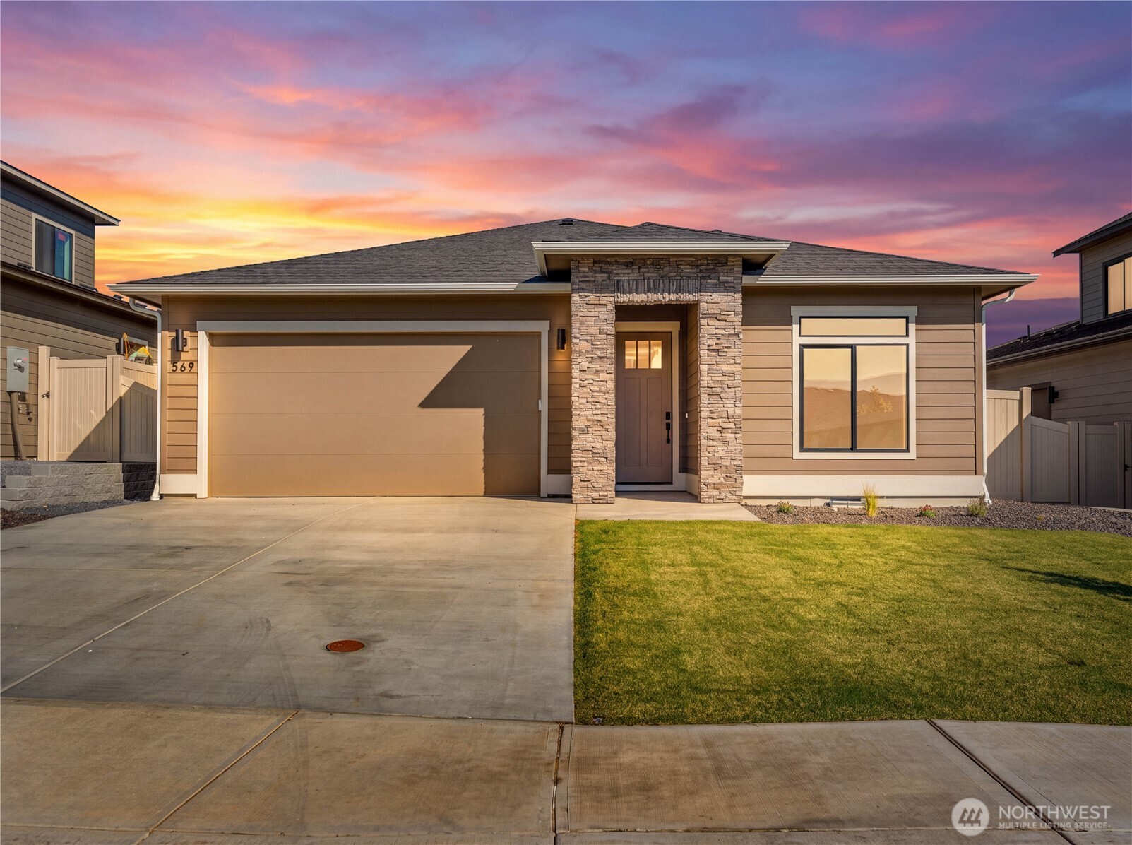 569 Oasis Loop
