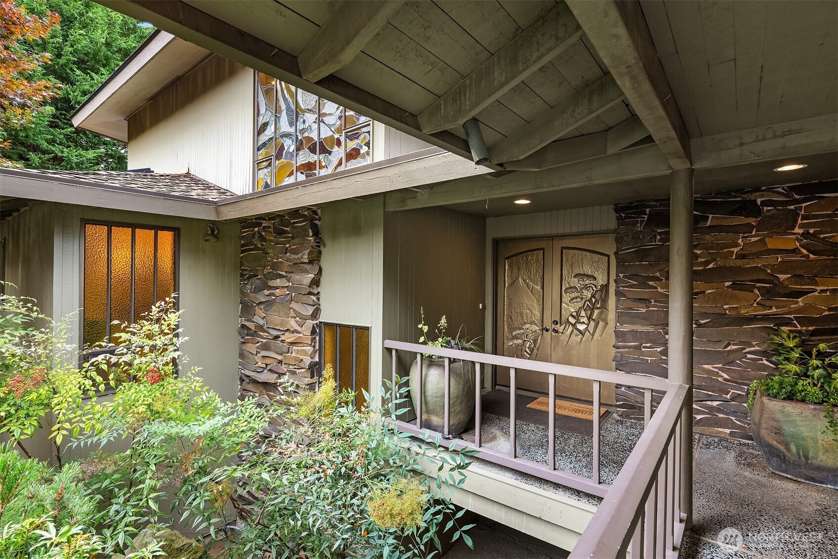 2583 Magnolia Boulevard