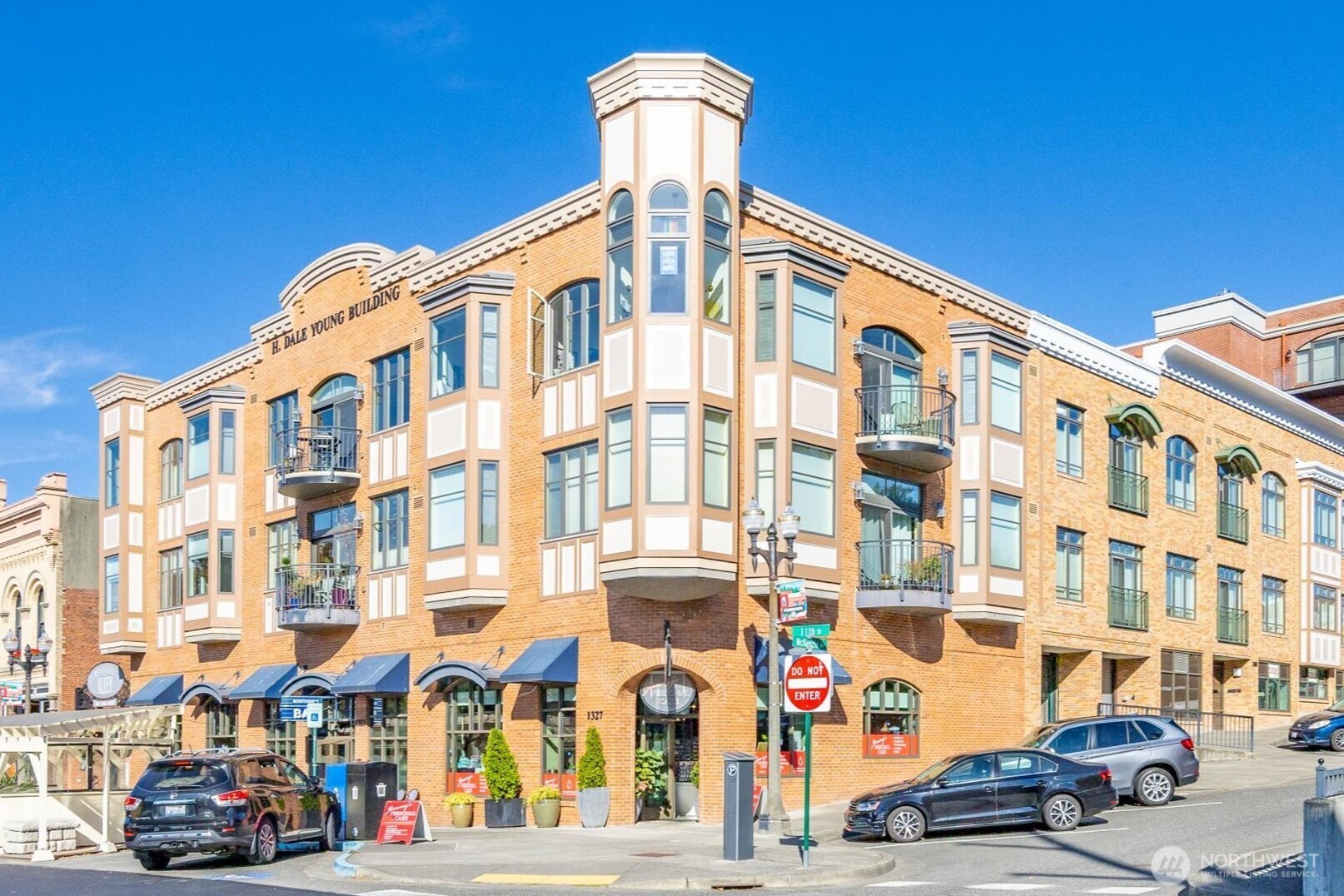 1101 McKenzie Ave #306