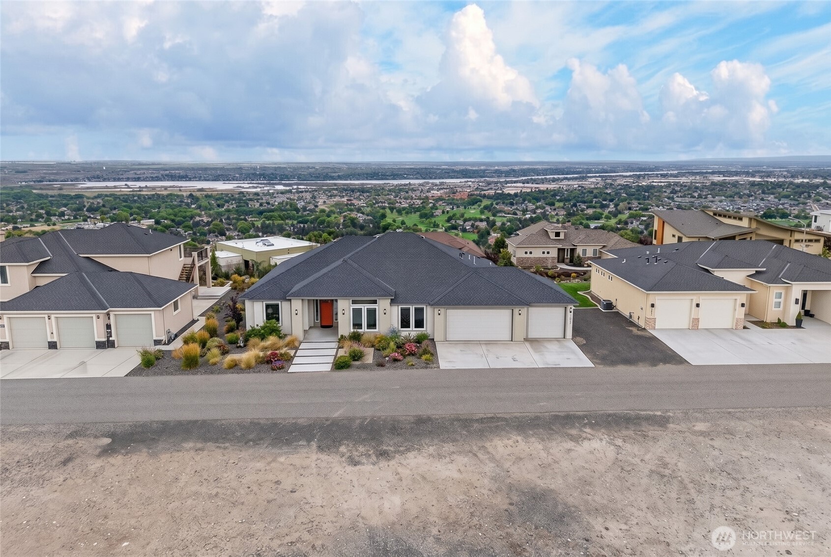 2531 Falconcrest Loop