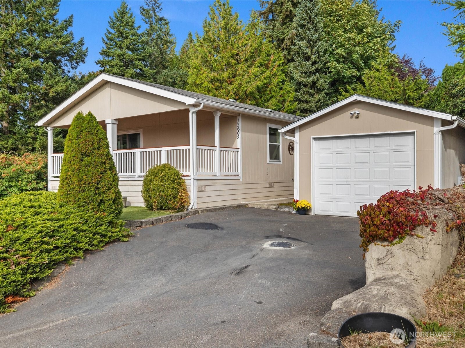 12608 Hollyhills Drive