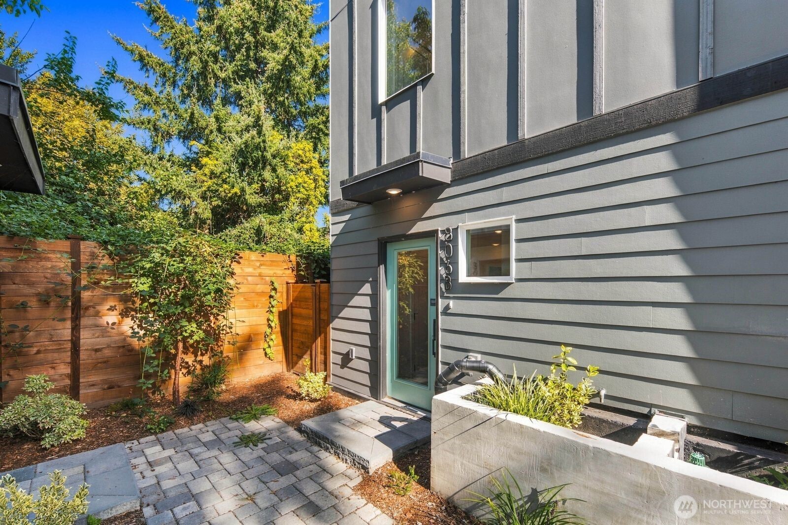 806 B Rose Street
